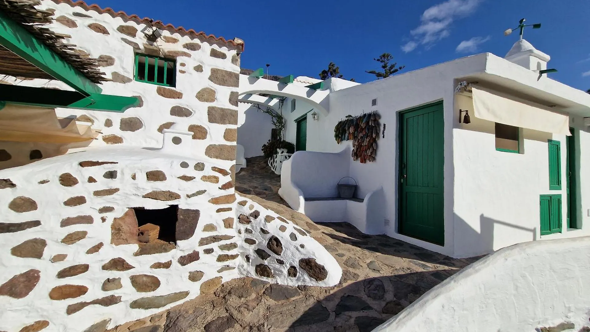 Small Cozy House Susana contacts
